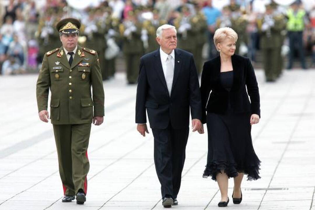 D.Grybauskaitė perėmė vyriausiojo ginkluotųjų pajėgų vado funkcijas