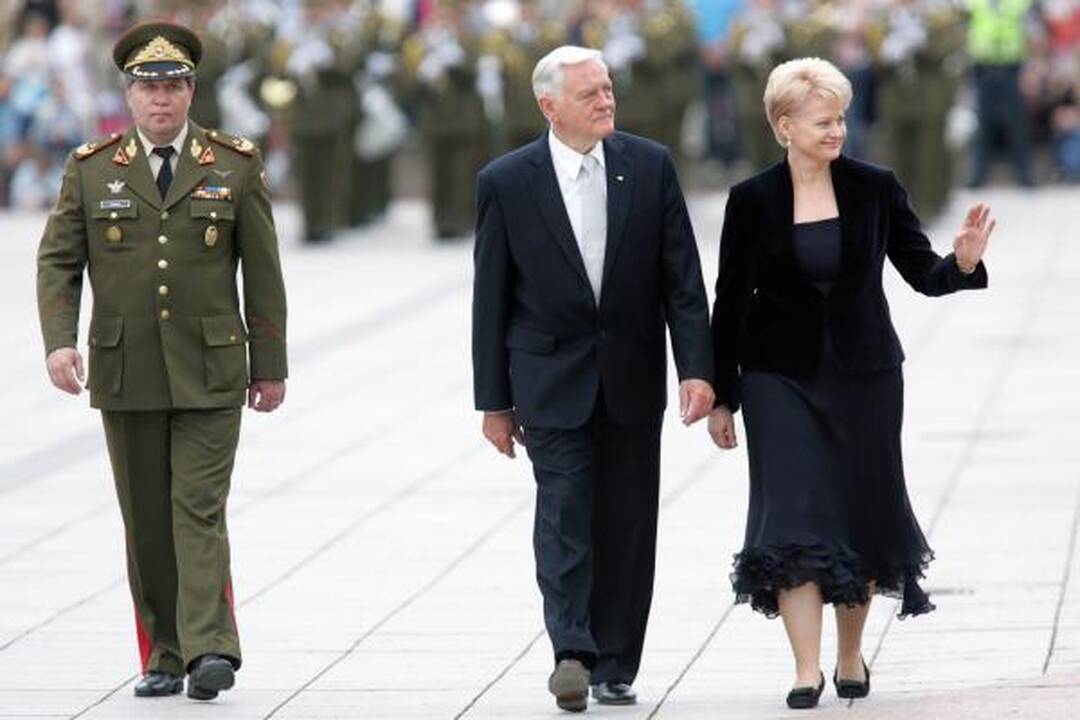 D.Grybauskaitė perėmė vyriausiojo ginkluotųjų pajėgų vado funkcijas
