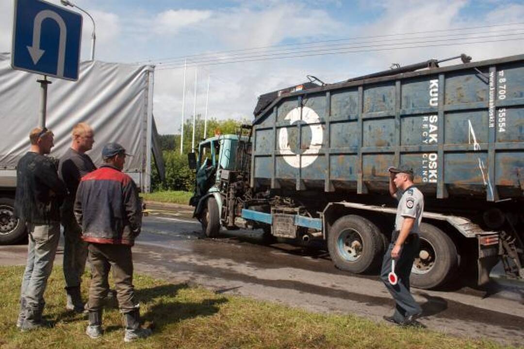 Vilniuje susidūrus dviem vilkikams nukentėjo vairuotojas
