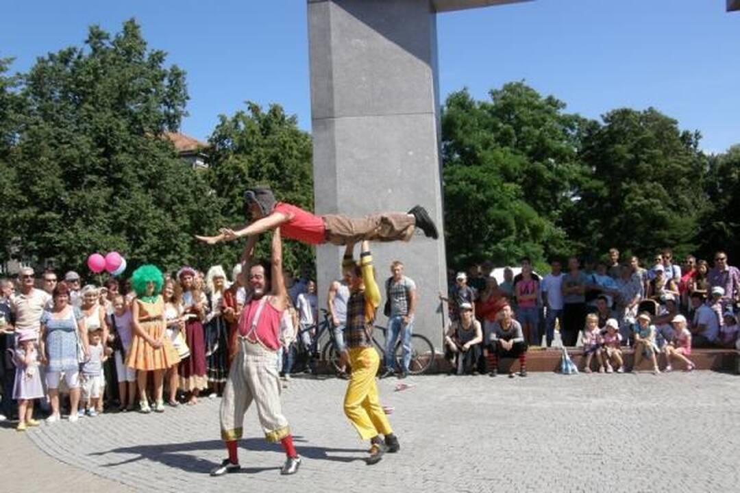 Cirko žmonės šėlioja su minia Jūros šventės dalyvių
