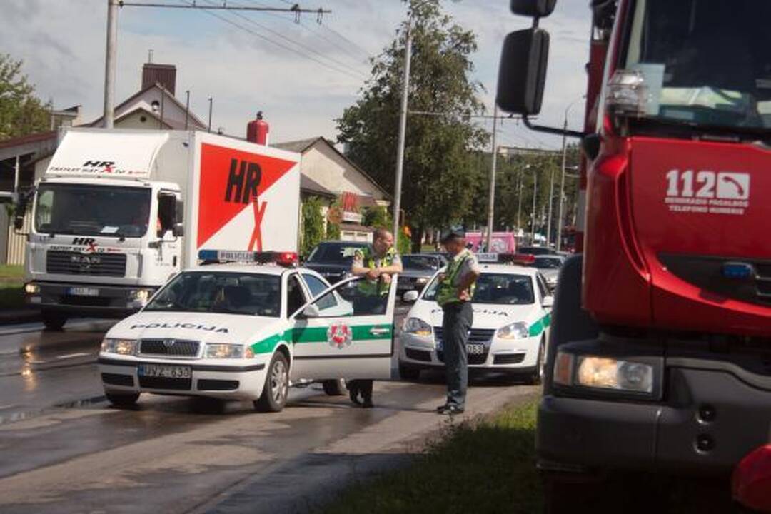 Vilniuje susidūrus dviem vilkikams nukentėjo vairuotojas