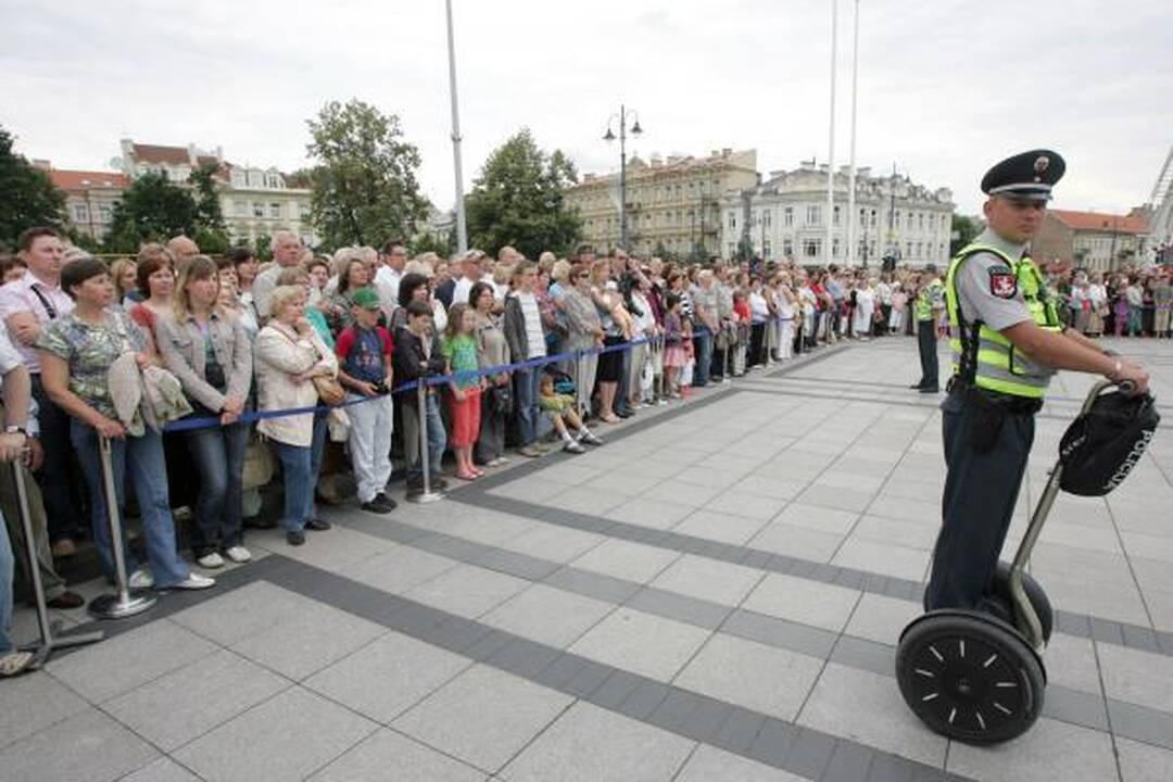 D.Grybauskaitė perėmė vyriausiojo ginkluotųjų pajėgų vado funkcijas