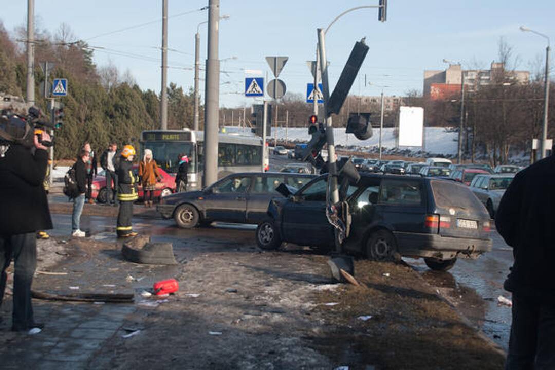 Vilniuje skubėdamas į gaisrą į avariją pateko policijos ekipažas (papildyta)