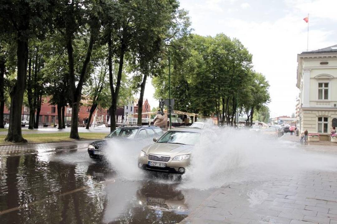 Klaipėdoje po kelias minutes trukusios liūties vėl patvino gatvės