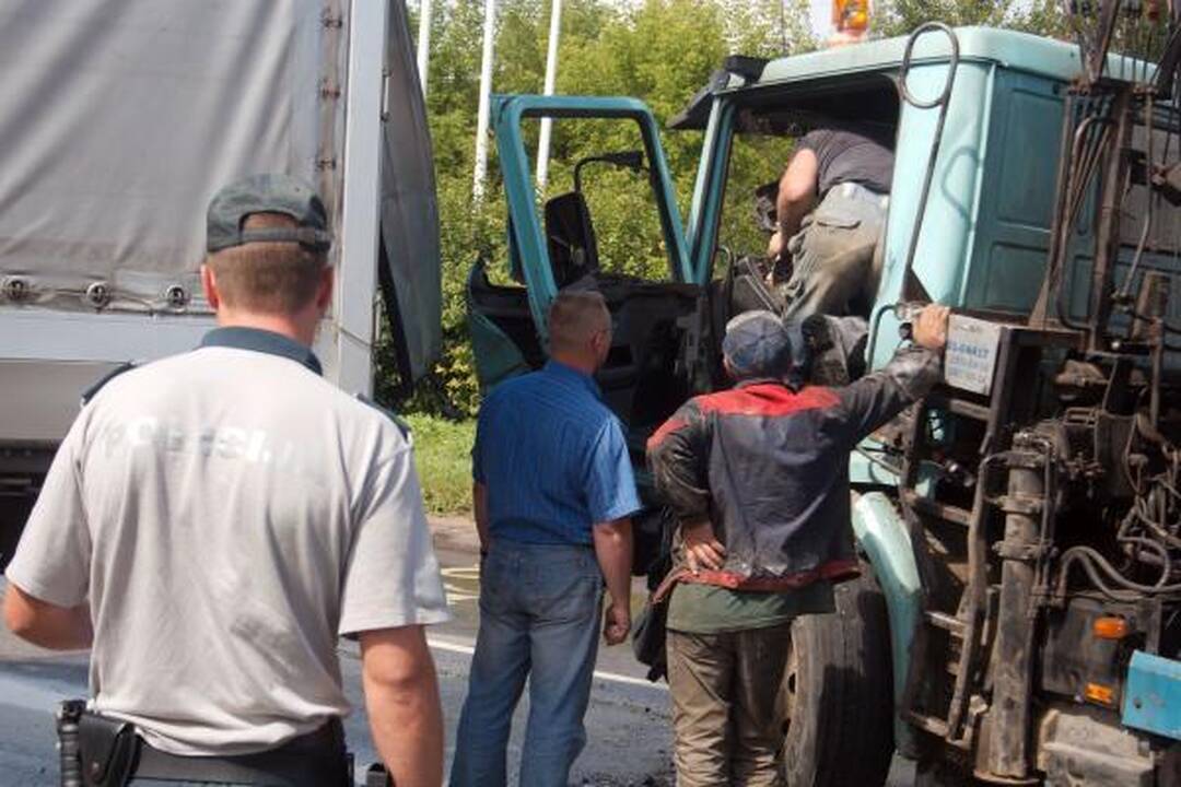 Vilniuje susidūrus dviem vilkikams nukentėjo vairuotojas