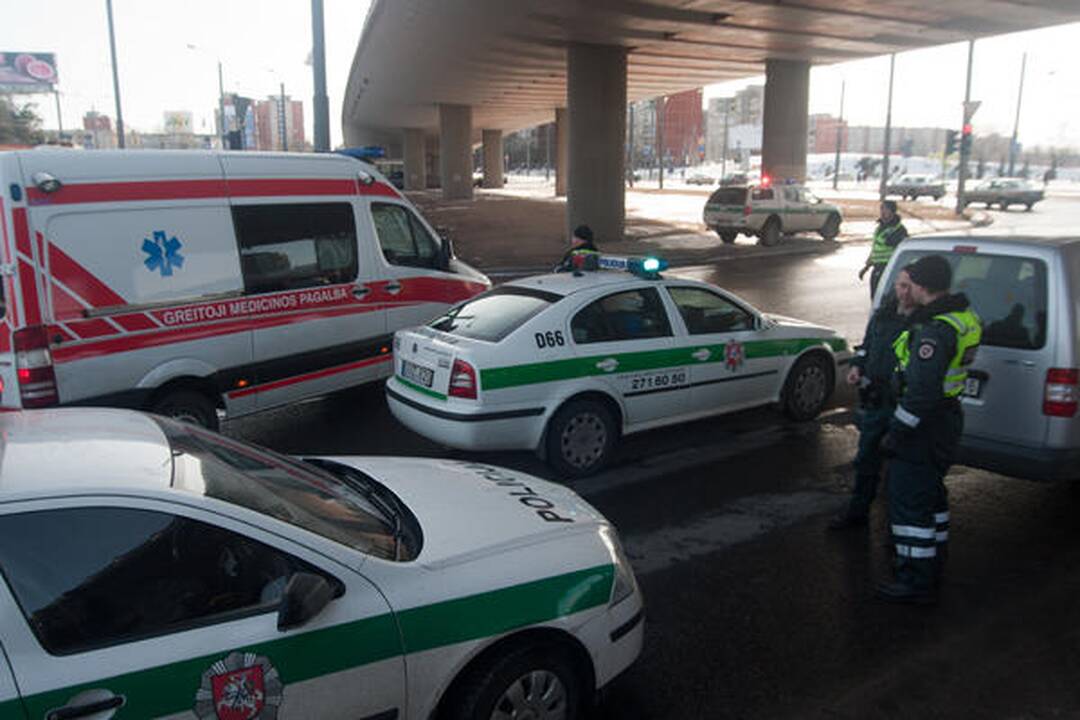 Vilniuje skubėdamas į gaisrą į avariją pateko policijos ekipažas (papildyta)
