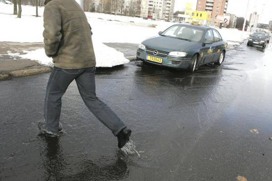 Kaune vidury gatvės išsiveržė „fontanas“