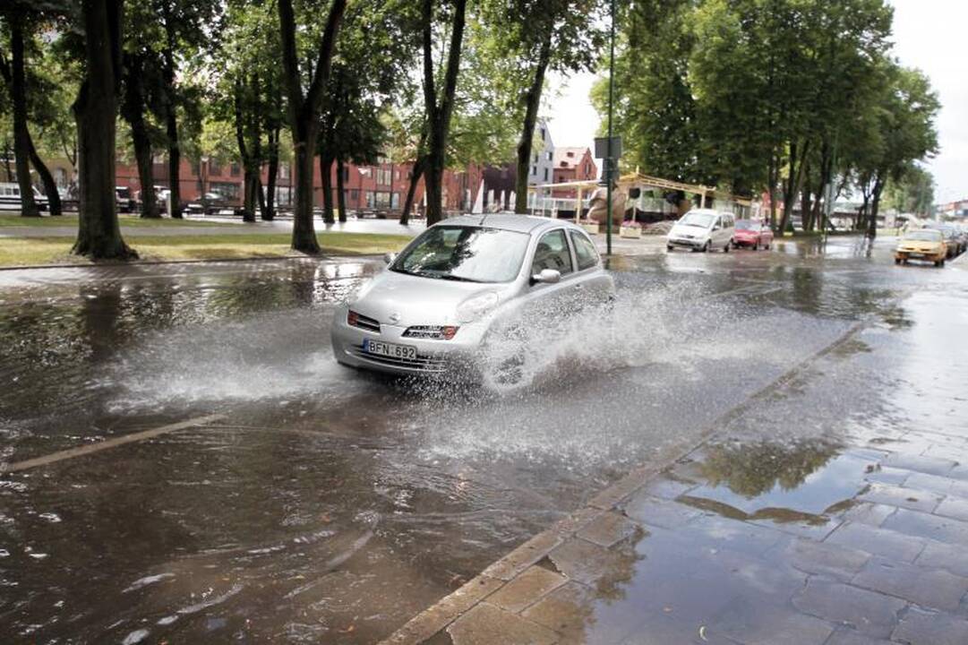 Klaipėdoje po kelias minutes trukusios liūties vėl patvino gatvės