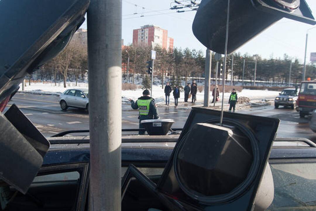 Vilniuje skubėdamas į gaisrą į avariją pateko policijos ekipažas (papildyta)