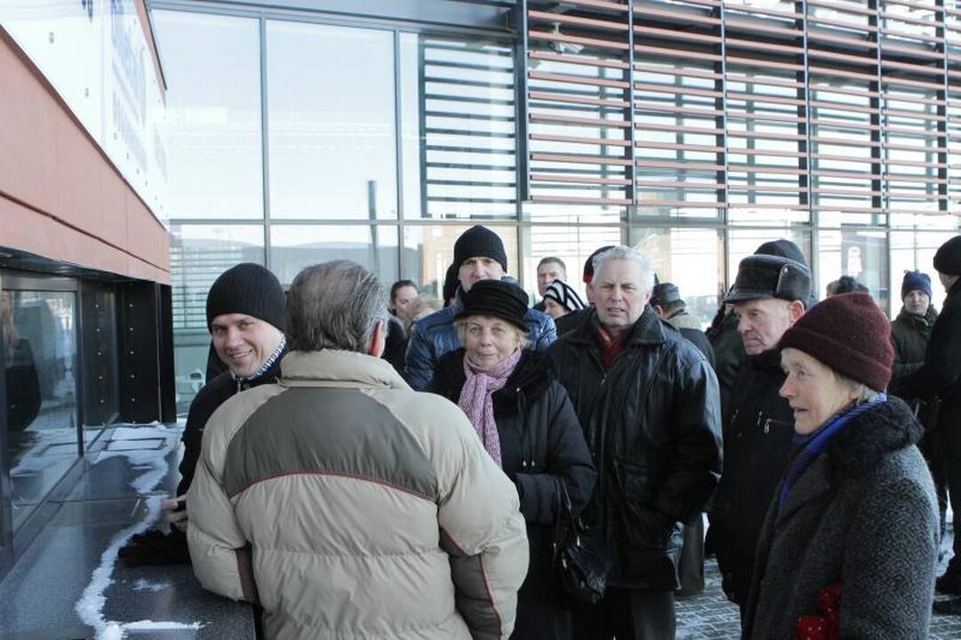 Kaipėdiečiai būriavosi eilėse prie kvietimų į nemokamą renginį 