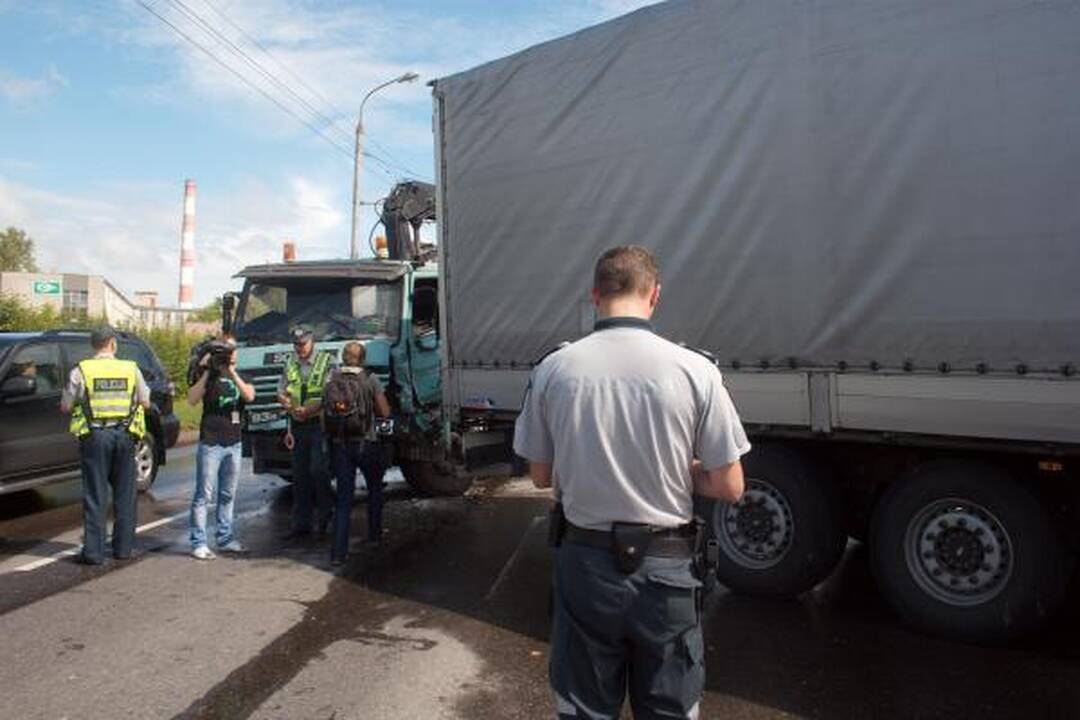 Vilniuje susidūrus dviem vilkikams nukentėjo vairuotojas