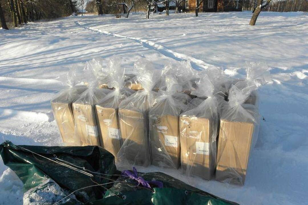 Kontrabandinės cigaretės užšalo upėje   