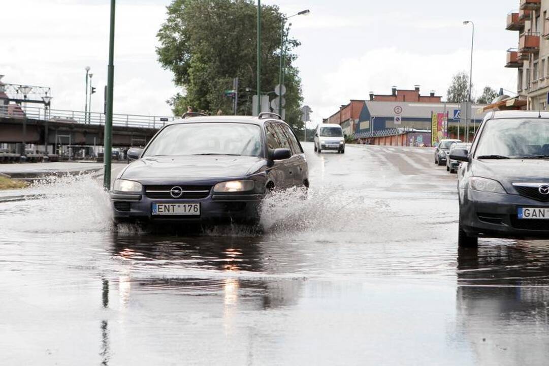 Klaipėdoje po kelias minutes trukusios liūties vėl patvino gatvės