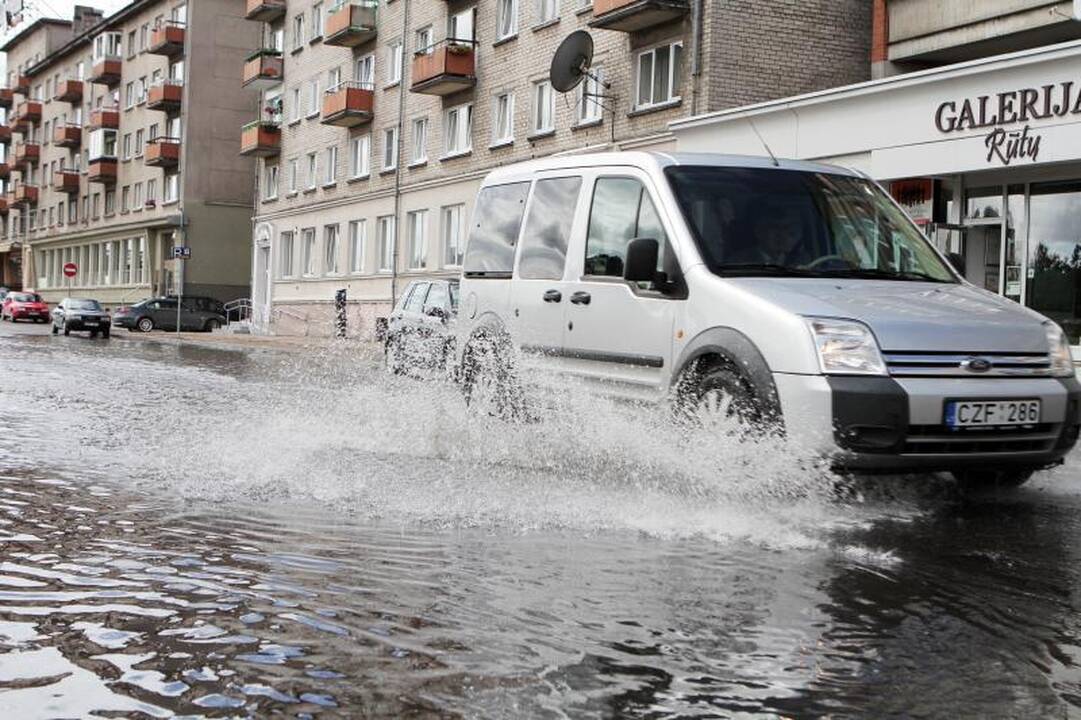 Klaipėdoje po kelias minutes trukusios liūties vėl patvino gatvės