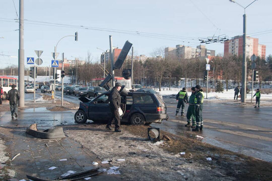 Vilniuje skubėdamas į gaisrą į avariją pateko policijos ekipažas (papildyta)