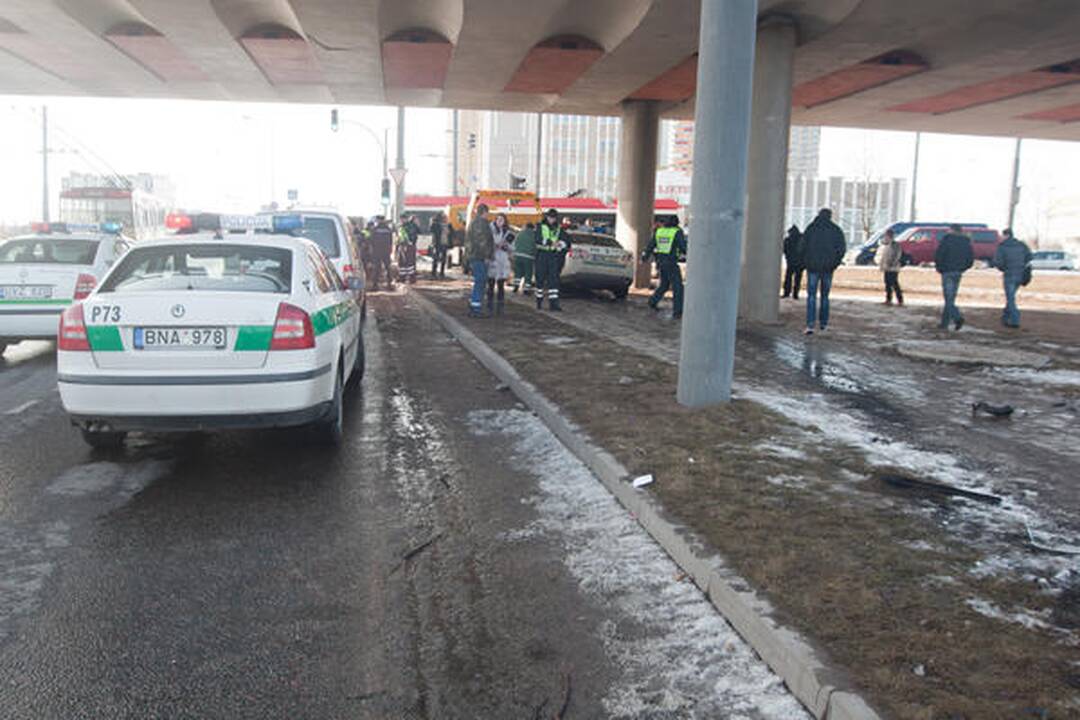 Vilniuje skubėdamas į gaisrą į avariją pateko policijos ekipažas (papildyta)