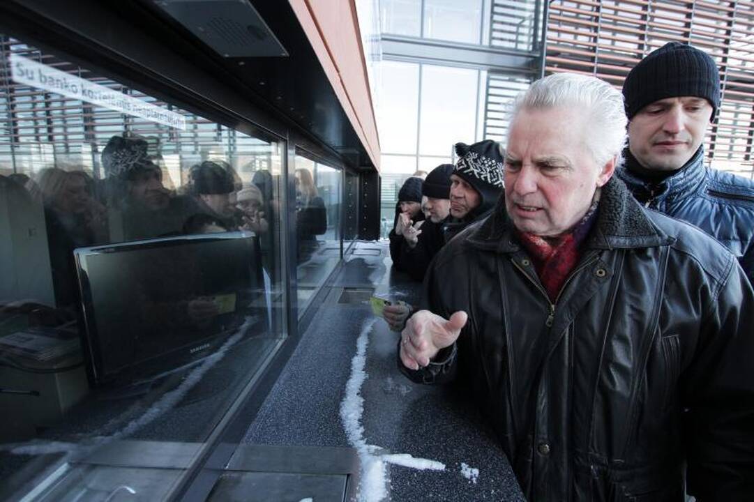 Kaipėdiečiai būriavosi eilėse prie kvietimų į nemokamą renginį 