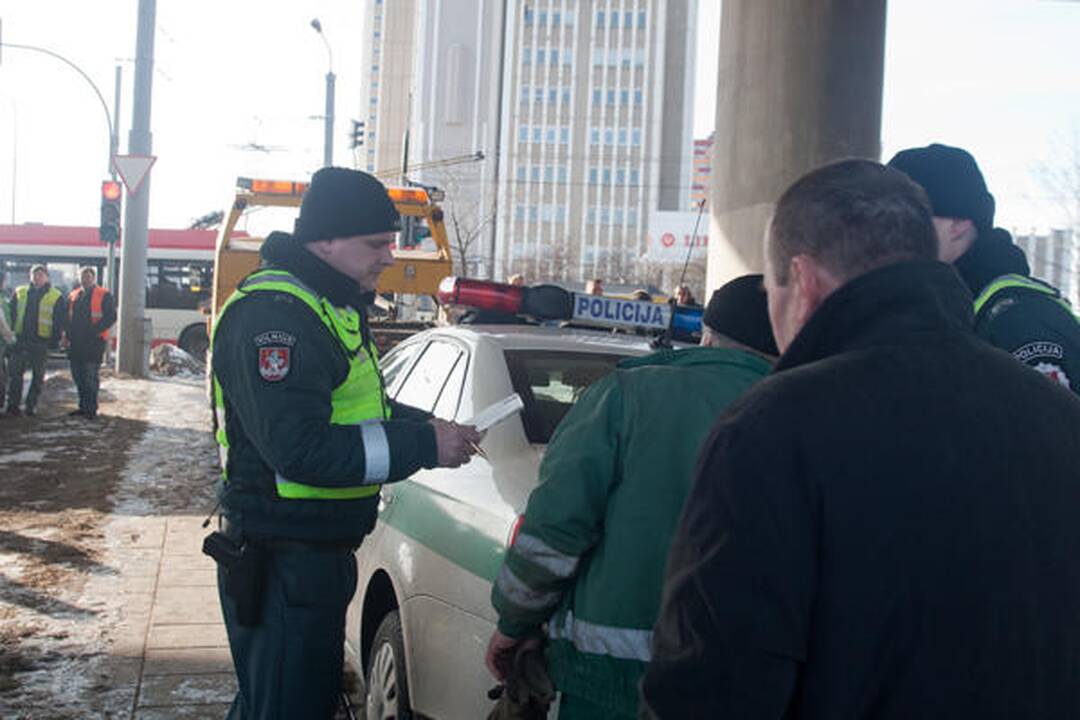 Vilniuje skubėdamas į gaisrą į avariją pateko policijos ekipažas (papildyta)