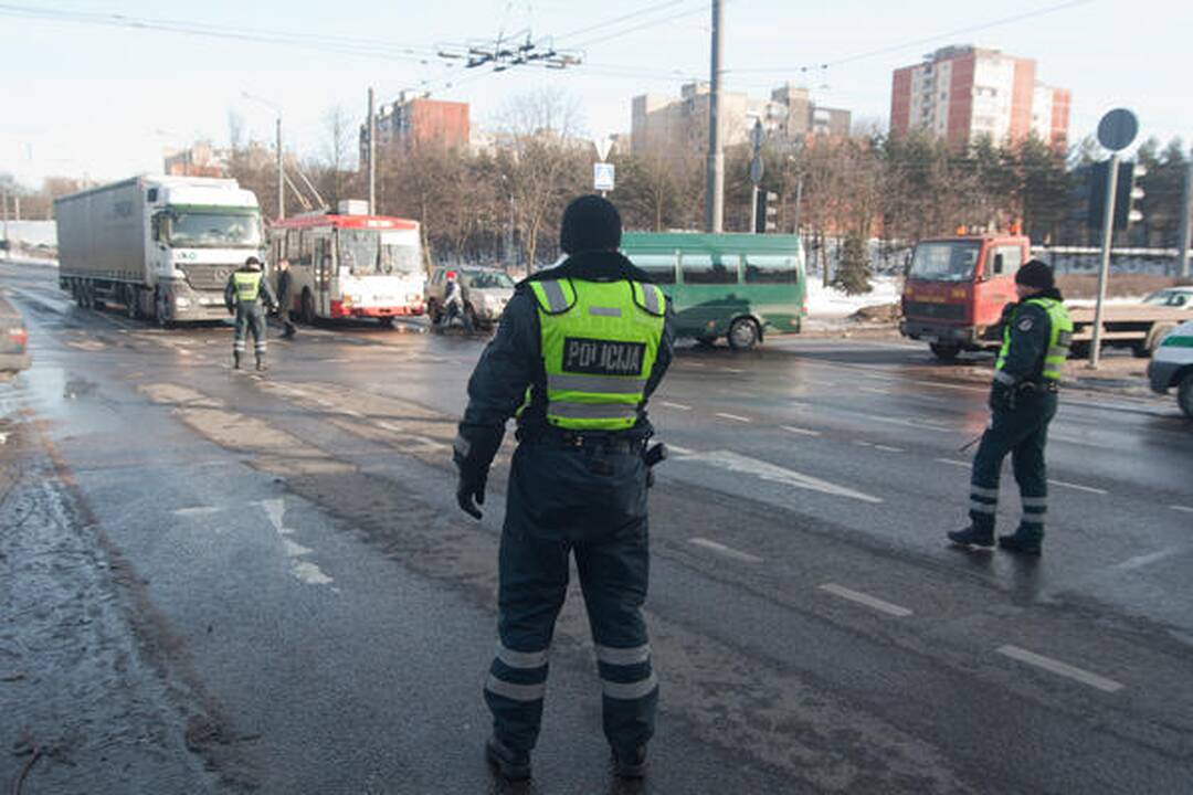 Vilniuje skubėdamas į gaisrą į avariją pateko policijos ekipažas (papildyta)