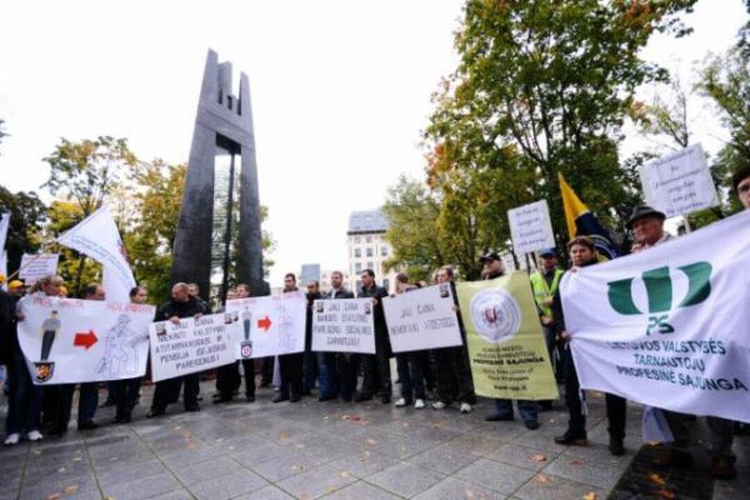 Prie Vyriausybės - pareigūnų protesto akcija