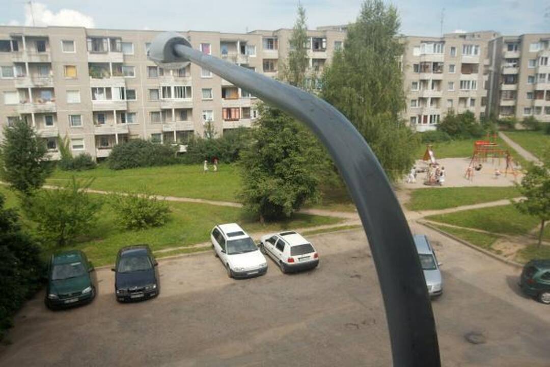 Prie apšvietimo lempos prirakintas dviratis ieško šeimininko