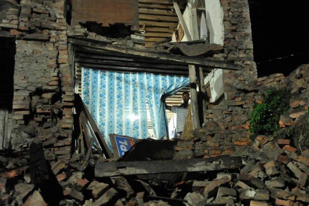 Himalajus supurtęs žemės drebėjimas nusinešė 79 žmonių gyvybes
