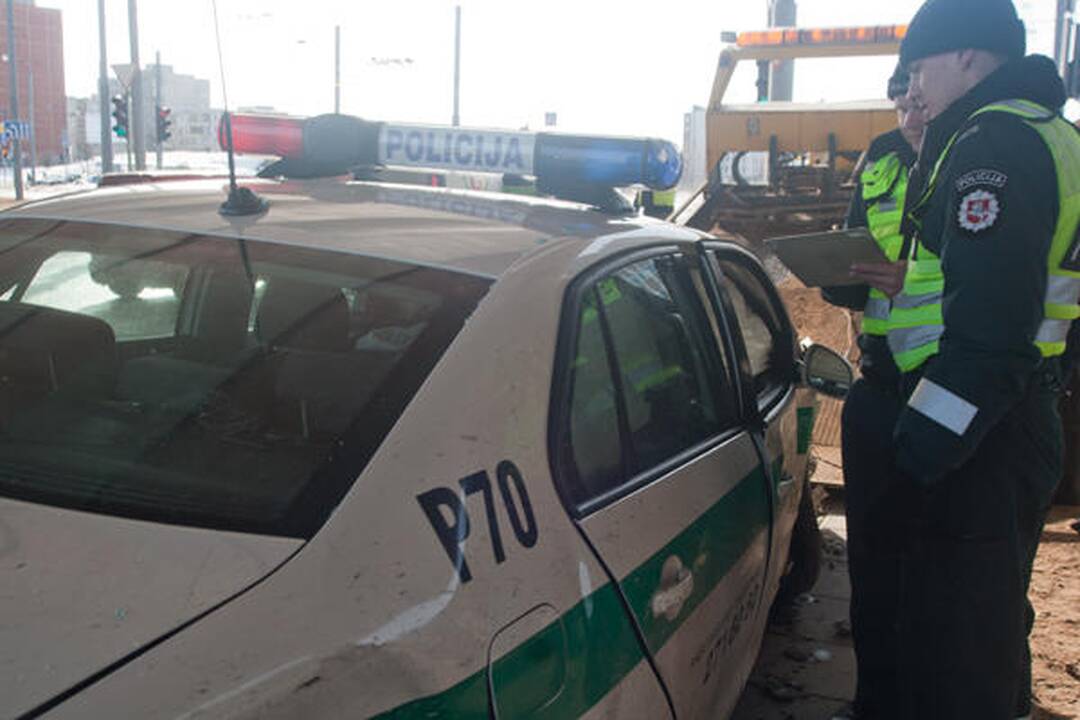 Vilniuje skubėdamas į gaisrą į avariją pateko policijos ekipažas (papildyta)