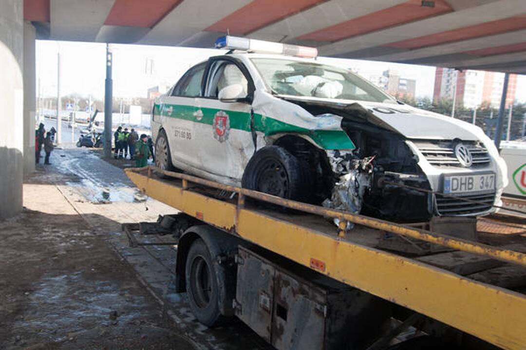 Vilniuje skubėdamas į gaisrą į avariją pateko policijos ekipažas (papildyta)