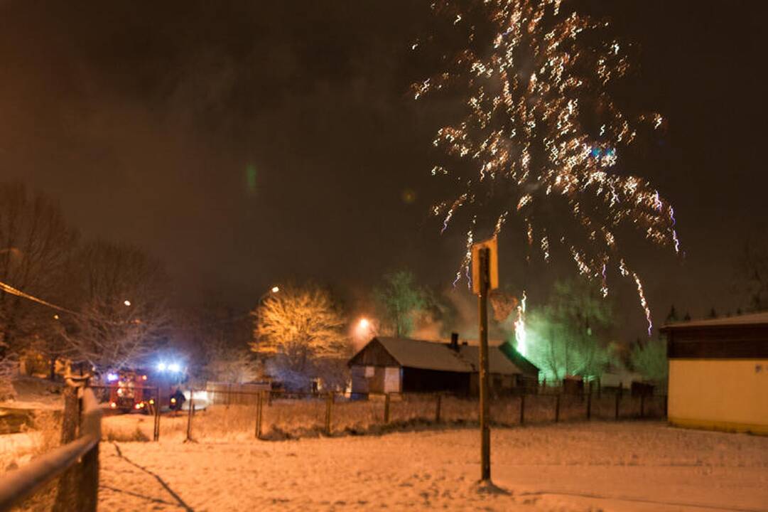 Užgesinę gaisrą tabore ugniagesiai sveikino romus su Naujaisiais