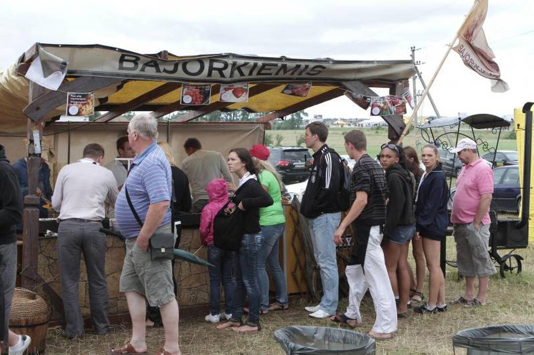 „1000 km lenktynių“ neaplenkė ir įžymybės, ir verslininkai, ir politikai