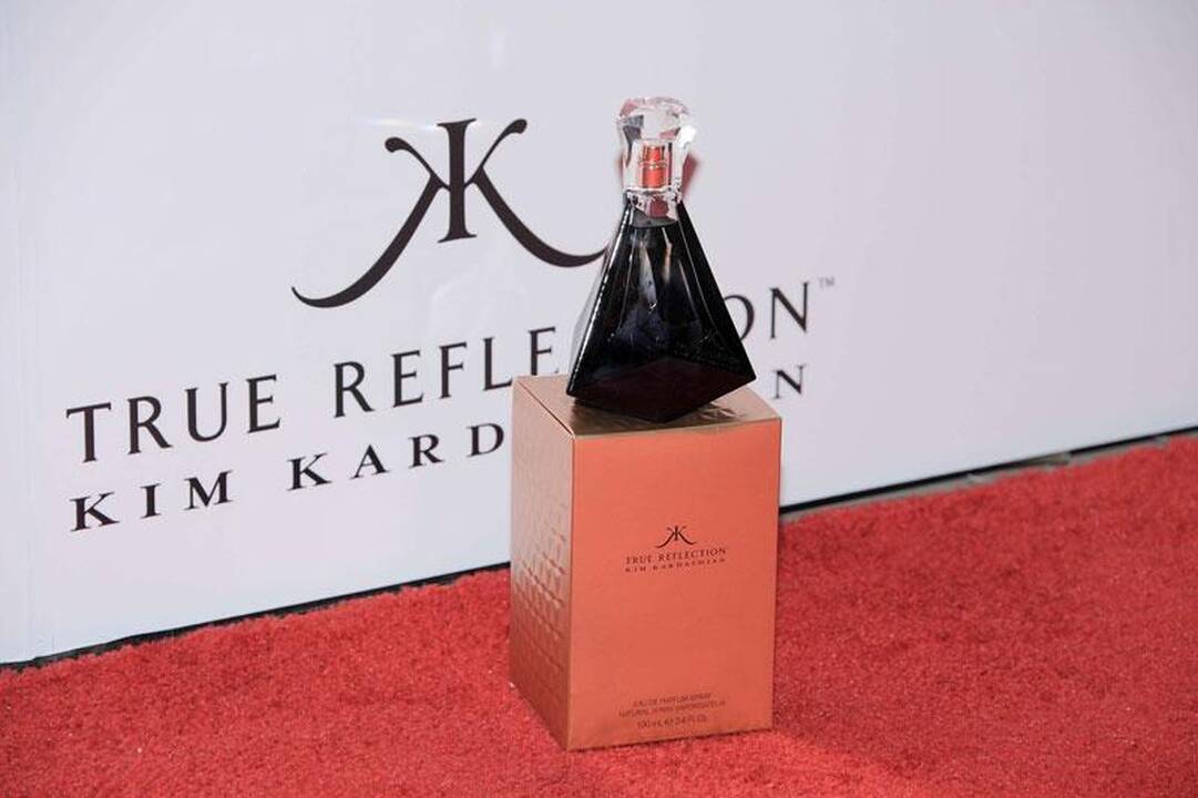 Viešame renginyje Kim Kardashian apipilta kepimo milteliais
