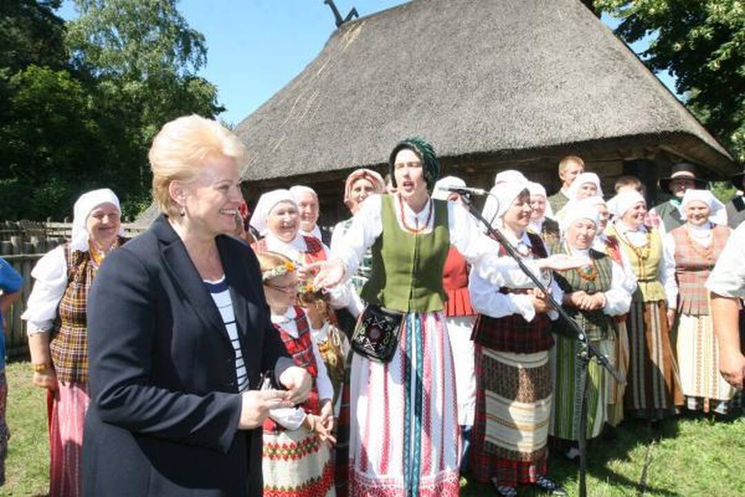 Prezidentė apsipirko žvejo sodyboje