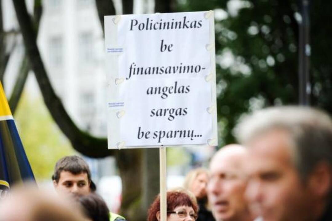 Prie Vyriausybės - pareigūnų protesto akcija