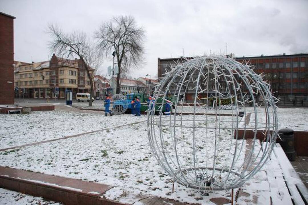 Atgimimo aikštėje montuojami šventiniai papuošimai
