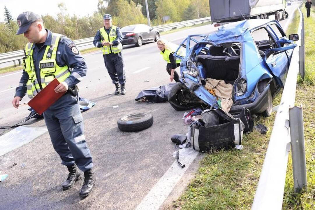 Avarija autostradoje prie Kauno: vilkikas sutraiškė „Fiestą“