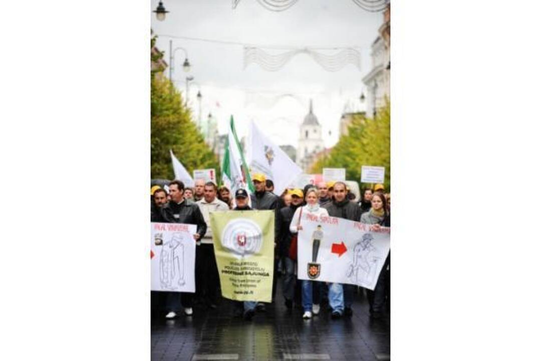 Prie Vyriausybės - pareigūnų protesto akcija