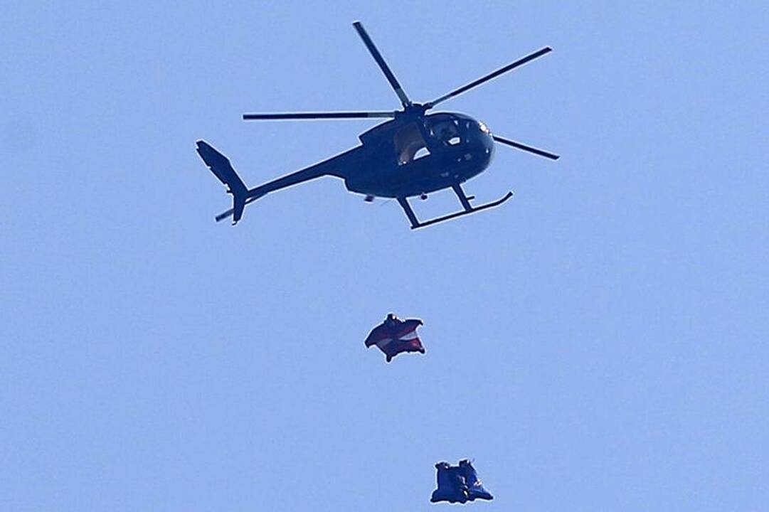 Britų kaskadininkas be parašiuto iššoko iš orlaivio
