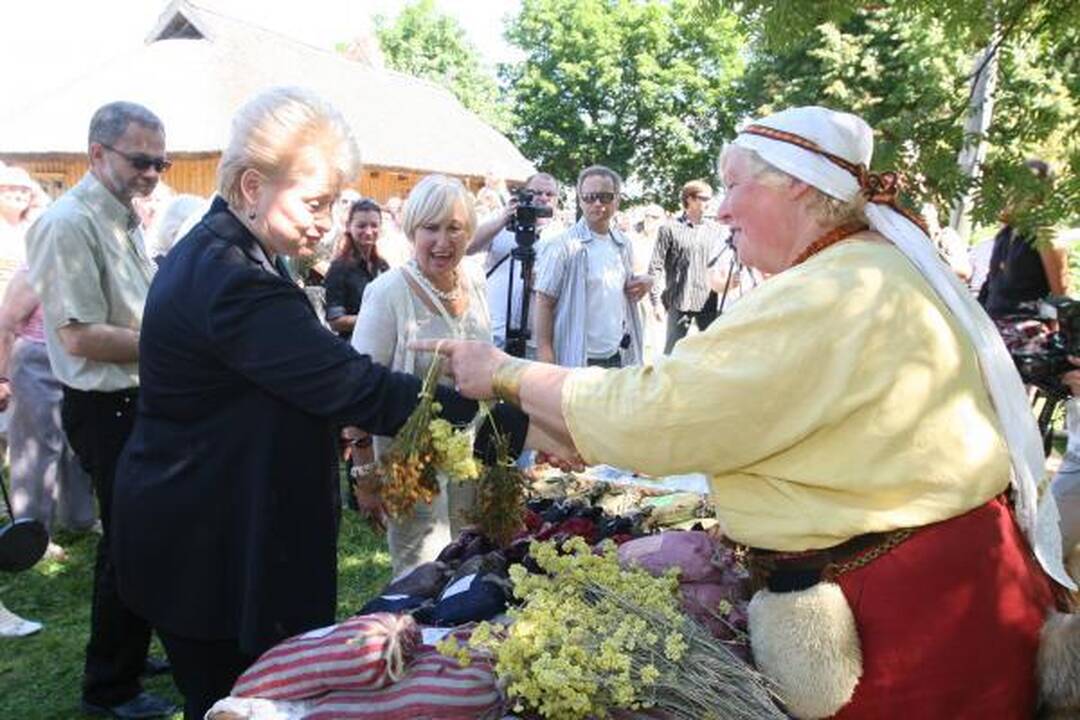 Prezidentė apsipirko žvejo sodyboje
