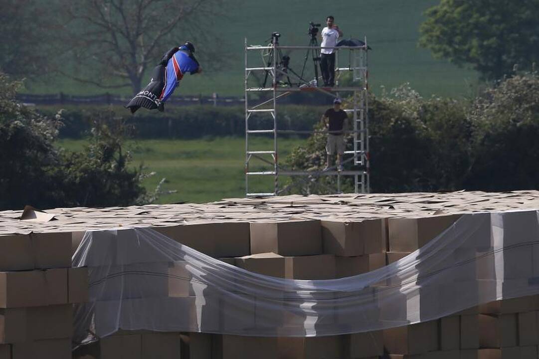 Britų kaskadininkas be parašiuto iššoko iš orlaivio