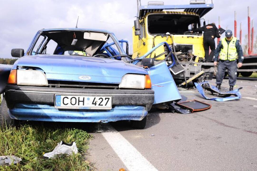 Avarija autostradoje prie Kauno: vilkikas sutraiškė „Fiestą“