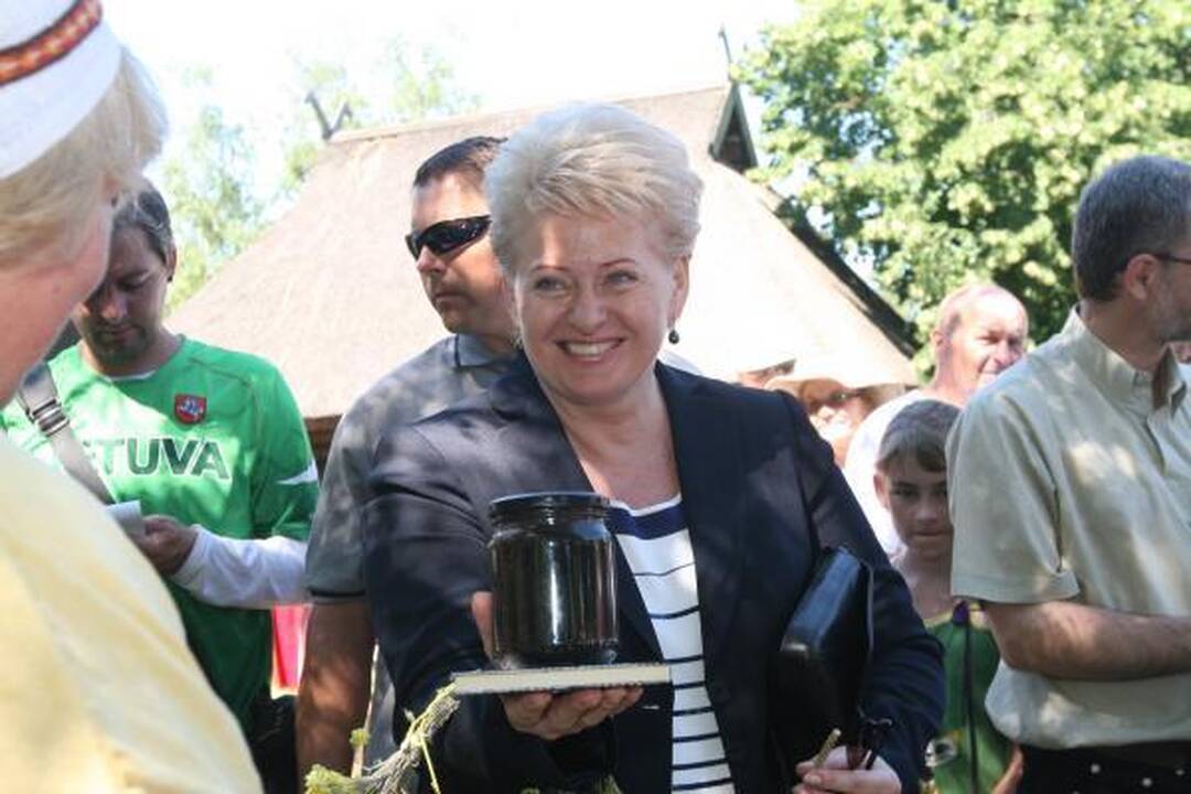 Prezidentė apsipirko žvejo sodyboje