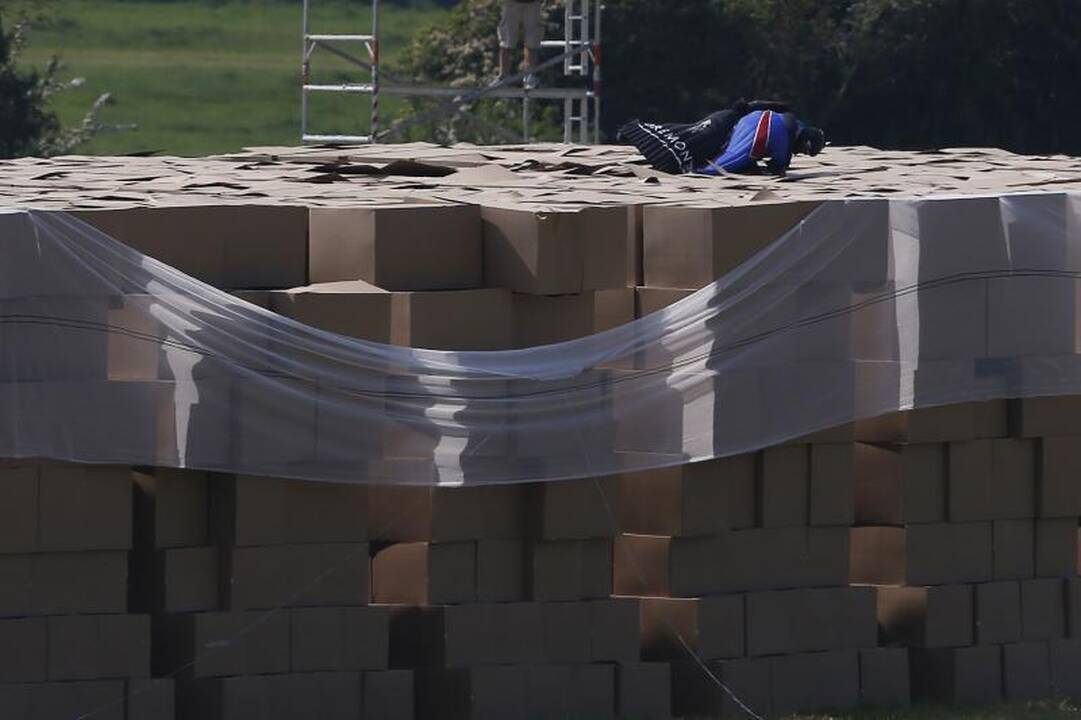Britų kaskadininkas be parašiuto iššoko iš orlaivio