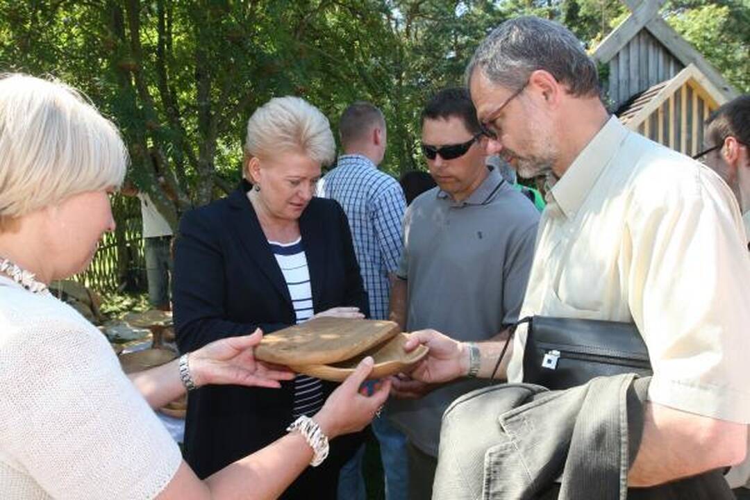 Prezidentė apsipirko žvejo sodyboje