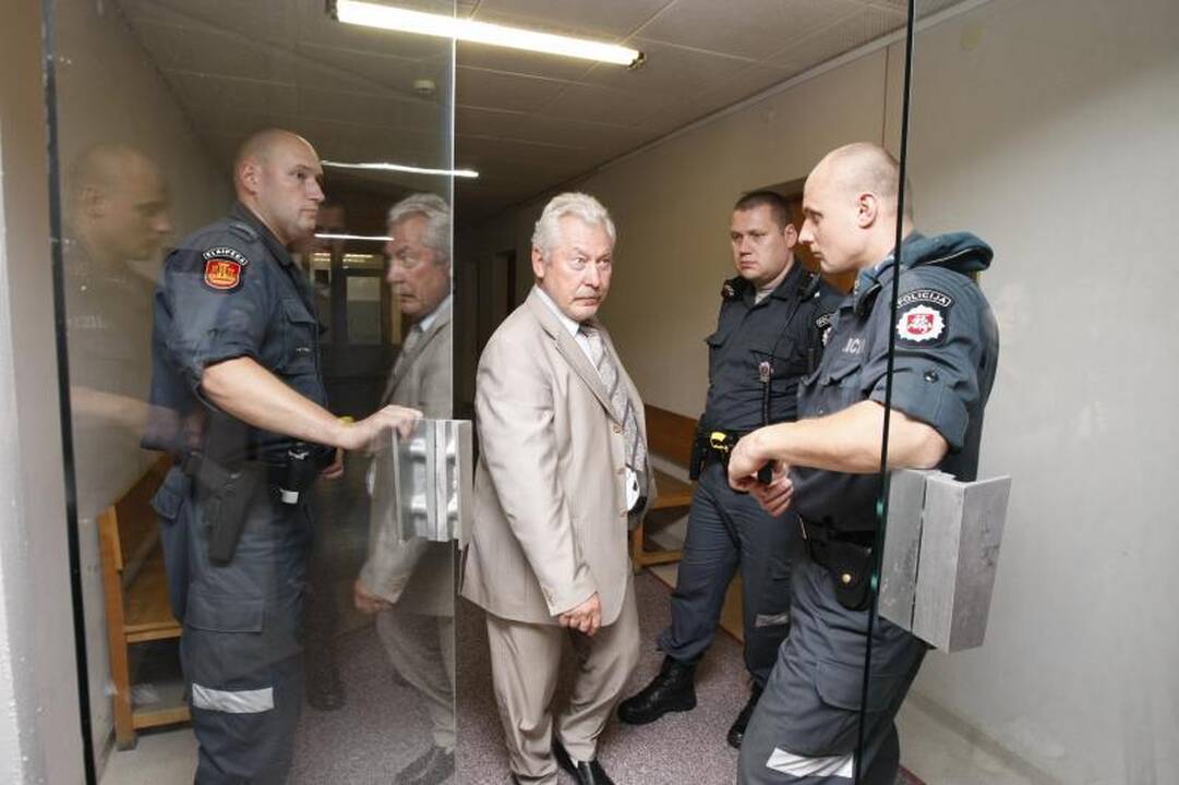 Klaipėdoje teisiamas H.Daktaras atsitvėrė tylos siena