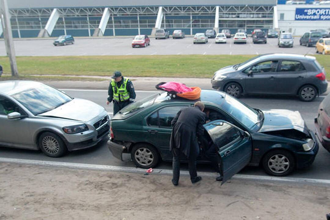 Sostinėje susidūrė keturi automobiliai, sužeistas vaikas (papildyta)
