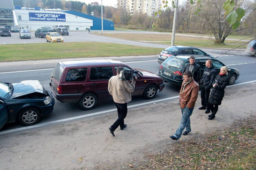 Sostinėje susidūrė keturi automobiliai, sužeistas vaikas (papildyta)