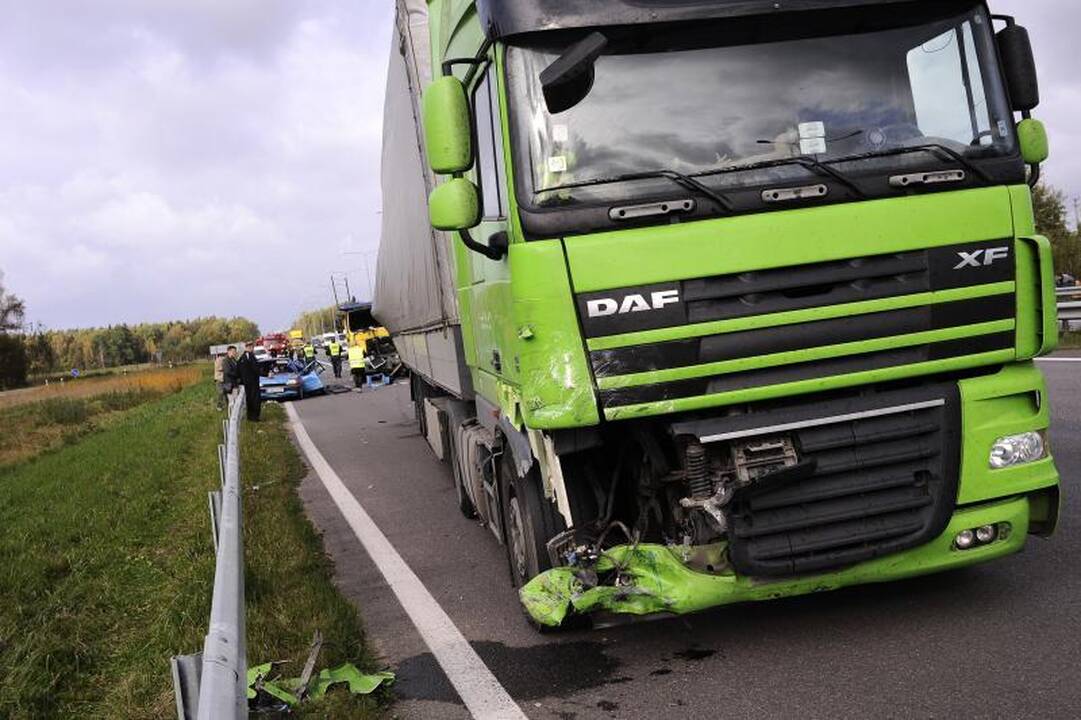 Avarija autostradoje prie Kauno: vilkikas sutraiškė „Fiestą“