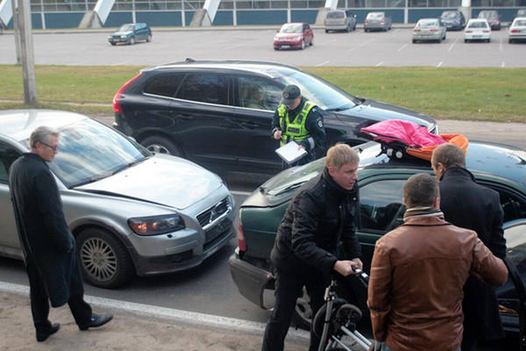 Sostinėje susidūrė keturi automobiliai, sužeistas vaikas (papildyta)