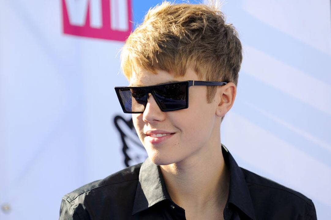 J.Bieberis dovanų gavo prabangų, aplinkai draugišką automobilį