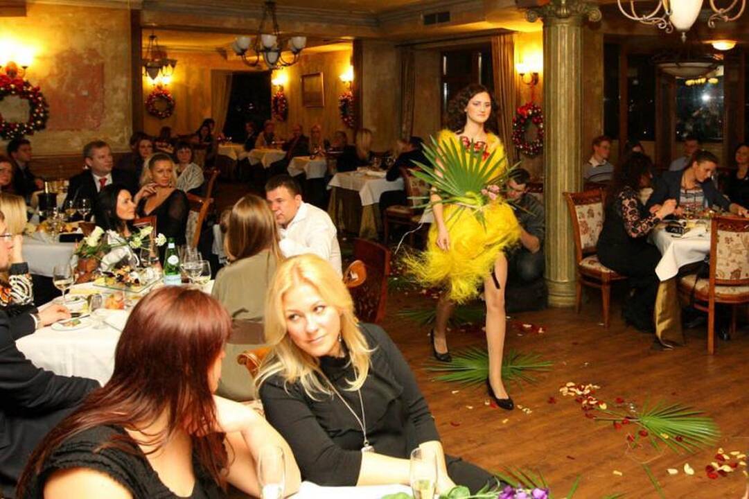 Jaunosios suknelė iš kanalizacijos dangčių svėrė 74 kilogramus